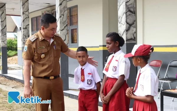 Foto Bupati Freddy Thie dengan siswa SDN 03 Krooy (foto:humas Pemkab Kaimana)