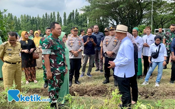 Foto Pangdam V/Brawijaya Mayjen TNI Farid Makruf bersama HM Arum Sabil saat berkunjung ke kawasan Padepokan Arum Sabil di Jember.