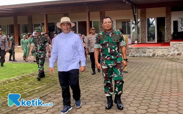 Foto Pangdam V/Brawijaya Mayjen TNI Farid Makruf bersama HM Arum Sabil.