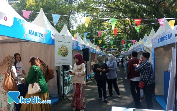 Foto Suasana hari pertama berlangsung Festival Kuliner dan Property Expo oleh Bank BTN KC Jember ramai pengunjung, Selasa (16/5/2023) (Foto: Fenna/Ketik.co.id)