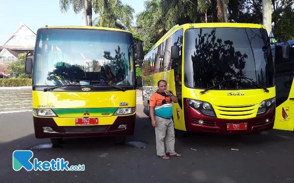 Foto Pengemudi Bus Antar Jemput Karyawan Pemkab Bandung. (Foto: Iwa/Ketik.co.id)