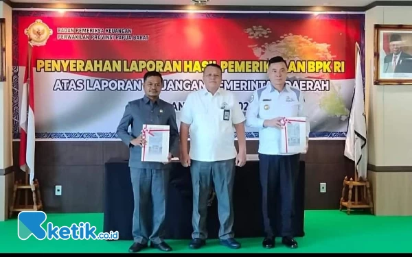 Foto Bupati Freedy Thie foto bersama saat menerima WTP di kantor Badan Pemeriksaan Keuangan Perwakilan (BPKP) Papua Barat (Foto: humas Pemkab Kaimana)