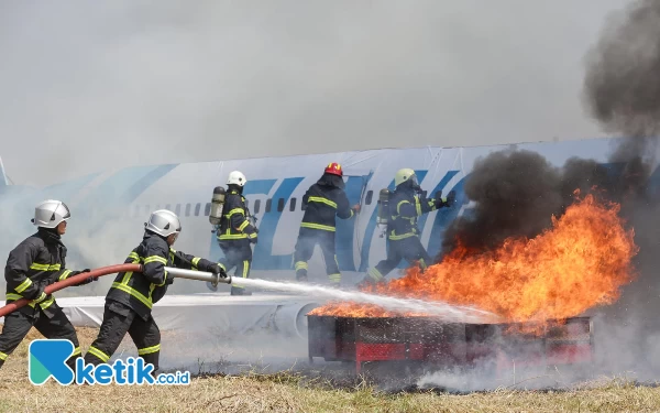 Foto Petugas melakukan pemadaman api dari mesin pesawat yang terbakar, Rabu (17/5/2023). (Foto : M.Khaesar/Ketik.co.id)