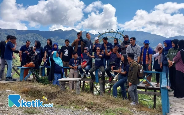 Foto Rombongan Famtrip Disbudpar Sulsel tampak asyik menikmati pemandangan alam. (Foto: Arief Yus/Ketik.co.id)