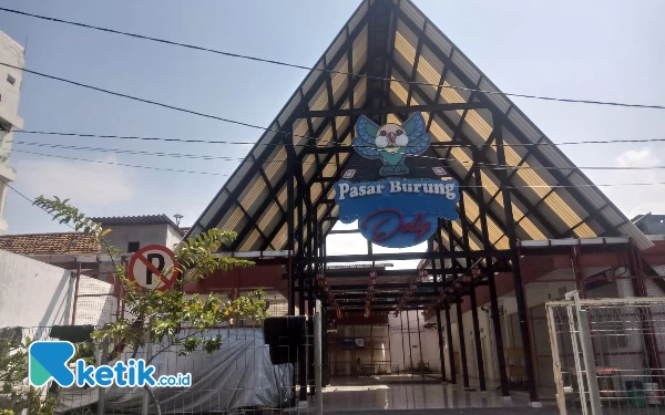 Foto Bangunan stan pasar burung gang Doly yang masih sepi pedagang, 18/5/2023. (Foto: Kuncoro S/Ketik. co.id)