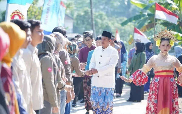 Foto Bupati bersama Ketua TP PKK Kab.Pacitan disambut meriah masyarakat Desa Kayen (Foto: Prokopim)