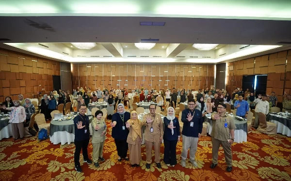 Foto Peserta, Pemateri dan sejumlah Kepala OPD saat Mengikuti Sosialisasi Implementasi Perizinan Berusaha Berbasis Resiko di Hotel Aston Kota Madiun/Humas Pemkot Madiun