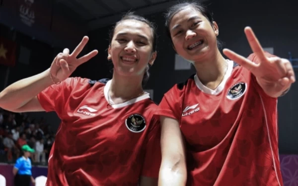 Foto Febriana (kiri) bersama pasangannya di ganda putri Amalia Cahaya saat meraih medali emas SEA Games 2023 di Kamboja. (Foto: HUmas PP PBSI)