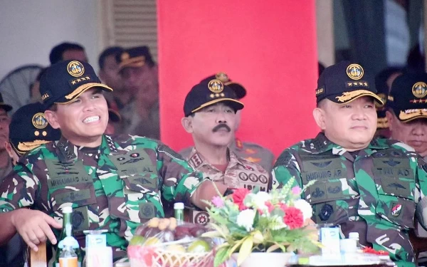 Foto Rektor IPDN Hadi Prabowo mendampingi Panglima TNI Laksamana Yudo Margono dalam pembukaan LatsitardanusXLIII, di Istana Gubernur Sumbar, Sabtu (19/5/23).(Foto: Humas IPDN)