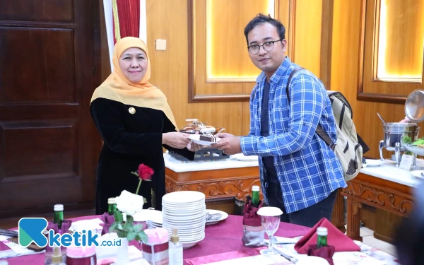 Foto Jurnalis Ketik.co.id Husni Habib menerima potongan kue ulang tahun dari Gubernur Khofifah. (Foto: Husni/Ketik.co.id)