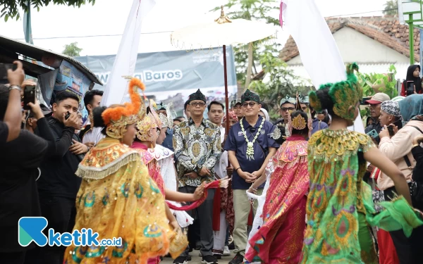 Foto Sekda Kab Bandung Cakra Amiyana mendampingi Direktur Tata Kelola Destinasi Kemenparekraf Indra Ni Tua, di Desa Wisata BarosKec Arjasari,Kab Bandung, Jumat (19/5/23). (Foto: Iwa/Ketik.co.id)