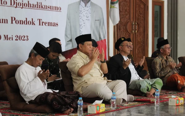 Foto Menhan RI bersama pengasuh Ponpes tremas saat manjatkan doa (Foto: Al Ahmadi/Ketik.co.id)