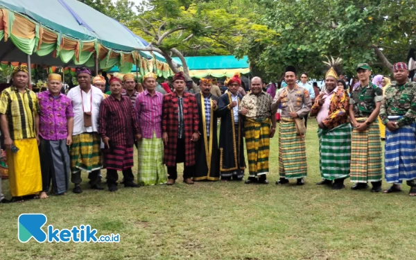 Foto Ketua KKST foto bersama dengan sesepuh dan Forkopimda di pantai bantemi,(Foto:La Jen)