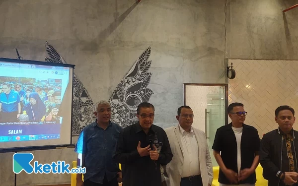 Foto Wakil Ketua Komisi X DPR RI Dede Yusuf saat softlaunching dedeyusuf.id di Miko Mall Kopo, Kabupaten Banudng, Sabtu (20/5/23). (Foto: Iwa/Ketik.co.id)