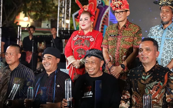 Foto Sejumlah Kepala Daerah Para Penerima Plakat KaTa Kreatif 2022 saat Foto Bersama Menparekraf. (Foto: Humas Pemkab Ponorogo)