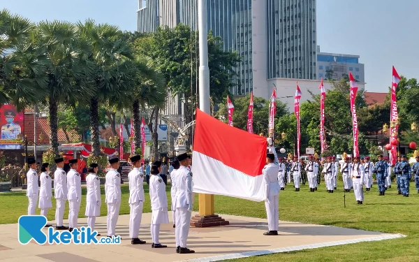 Foto Prosesi pengibaran bendera merah putih di pelaksanaan Upacara Hari Kebangkitan Nasional, Senin (22/5/2023). (Foto: Husni Habib/Ketik.co.id).