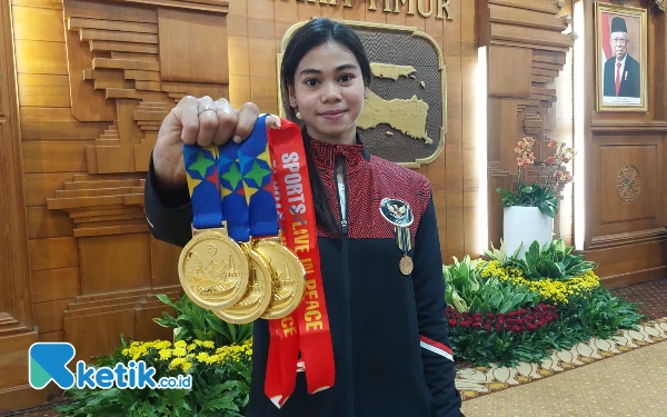 Foto Janis menunjukkan 3 medali emas yang berhasil di raih di SEA Games XXXII Kamboja, Senin (22/5/2023). (Foto: Husni Habib/Ketik.co.id)