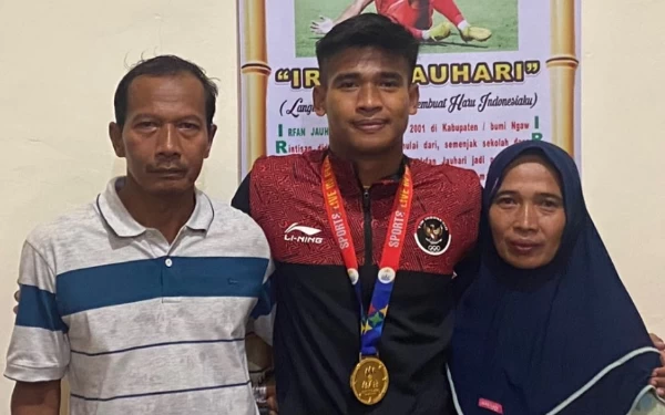 Foto Irfan Jauhari Bersama Kedua Orang Tuanya. (Foto: Instagram @jauhariirfan7)