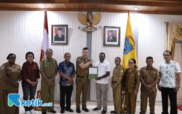 Foto Bupati Freddy Thie dan Bupati Mesak Magai foto bersama setelah penandatanganan MoU (foto: Humas Pemkab Kaimana)