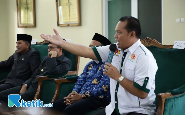 Foto Ketua KONI Kab Bandung Yana Suryana saat menyambut kepulangan para atlet Kab Bandung berprestasi di Sea Games Kamboja, di Rumah Dinas Bupati, Senin (22/5/23). (Foto: Iwa/Ketik.co.id).