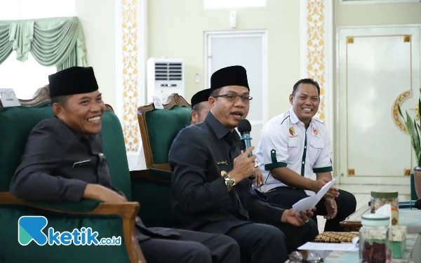 Foto Bupati Bandung Dadang Supriatna menyambut kepulangan para atlet Kab Bandung berprestasi di Sea Games Kamboja, di Rumah Dinas Bupati, Senin (22/5/23). (Foto: Iwa/Ketik.co.id).