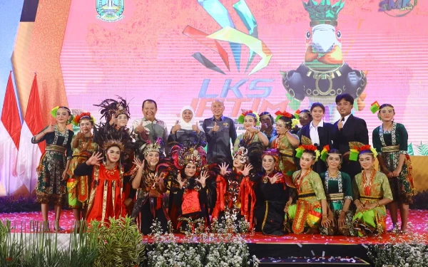 Foto Khofifah berfoto bersama sejumlah pengisi acara di pembukaan LKS 2023. (Foto: Humas Pemprov Jatim)