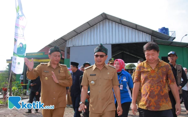 Foto Bupati Bandung Dadang Supriatna saat meresmikan TPS3R di Desa Cangkuang Wetan,Kec Dayeuhkolot, Kab Bandung, Selasa (23/4/23). (Foto:Iwa/Ketik.co.id)