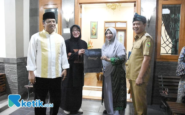 Foto Bupati Bandung Dadang Supriatna saat silaturahmi ke 2 mantan Bupati Bandung di Kec Ciparay, Kab Bandung, Selasa (23/5/23) malam (Foto: Iwa/Ketik.co.id)