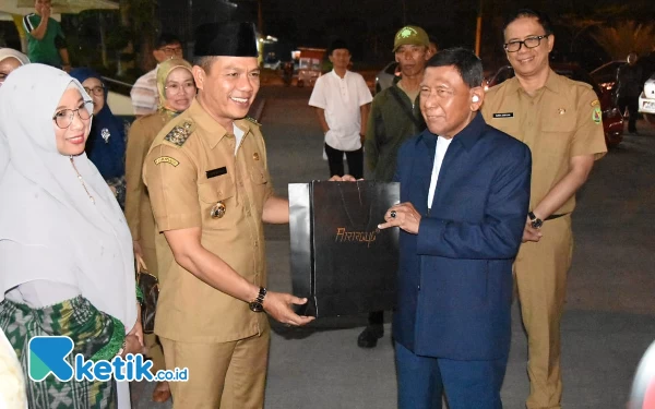 Foto Bupati Bandung Dadang Supriatna saat silaturahmi ke 2 mantan Bupati Bandung di Kec Ciparay, Kab Bandung, Selasa (23/5/23) malam (Foto: Iwa/Ketik.co.id)