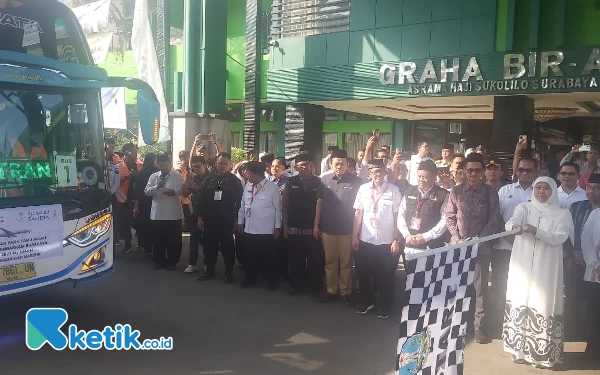 Gubernur Khofifah Lepas Kloter Pertama Jemaah Haji Embarkasi Surabaya