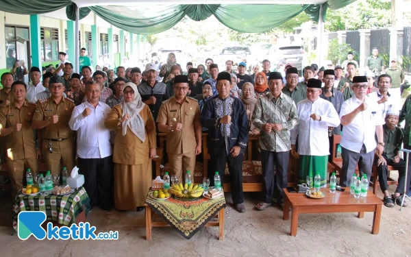 Foto Bupati Bandung Dadang Supriatna saat peletakan batu pertama pembangunan ruang kelas baru MI Al-Misbah Sapan Desa Tegalluar Kec Bojongsoang Kab Bandung, Rabu (24/5/23).(Foto: Prokopim)