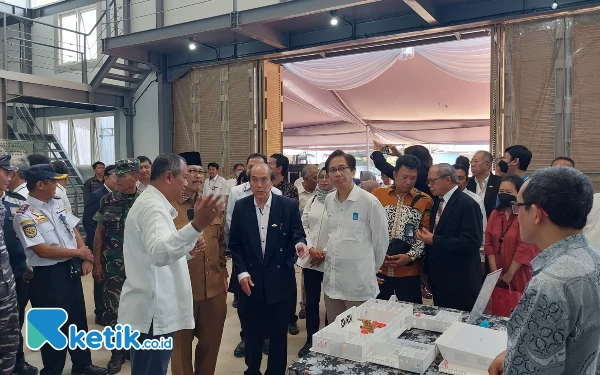 Foto Rektor ITS Mochamad Ashari bersama sejumlah pejabat meninjau fasilitas gedung STP yang baru diresmikan, Selasa (23/5/2023). (Foto: Husni Habib/Ketik.co.id)