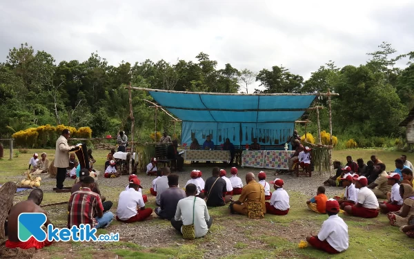 Foto Bupati Freddy Thie saat tatap muka dengan masyarakat kampung wusokuno (foto: Humas Pemkab Kaimana)