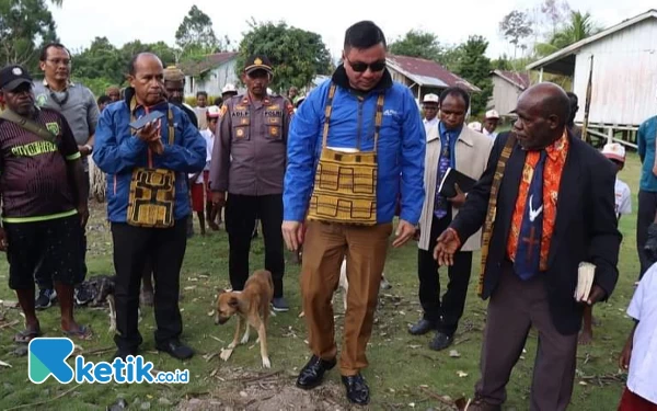 Foto Bupati Freddy Thie bersama rombongan menuju tempat kegiatan di kampung wusokuno (foto: Humas Pemkab Kaimana)