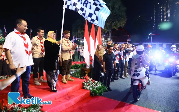 Foto Gubernur Jatim Khofifah melepas Mario Aji secara simbolis. (Foto: Humas Pemprov Jatim for Ketik.co.id)