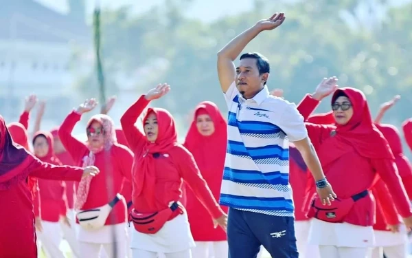 Foto Bupati Pacitan senam bersama rangkaian Hari Lansia Ke-27 (Foto: Prokopim)