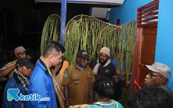 Foto Bupati Freddy Thie saat pengguntingan pita  peresmian rumah program 4 milyard di kampung Ure (foto: Humas Pemkab Kaimana)