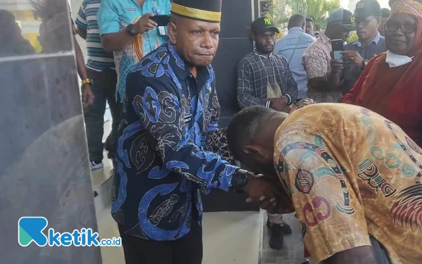 Foto Wakil Bupati Hasbulla Furuada saat bersalaman dengan masyarakat (foto: Humas Pemkab Kaimana)