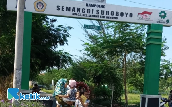 Foto Gapura Kampoeng Semanggi, Sememi, Benowo, Surabaya Barat. (Foto Kuncoro S/Ketik.co.id)