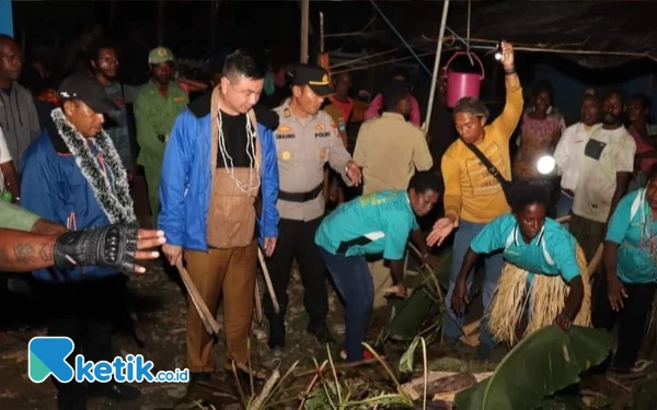 Foto Bupati Freddy Thie saat bakar batu (barapen) dengan masyarakat di kampung Ure (foto: Humas Pemkab Kaimana)