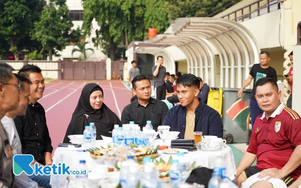 Foto Komjen Fadil Imran saat berbincang santai dengan Mario Aji. (Foto: Naufal Ardiansyah/Ketik.co.id)