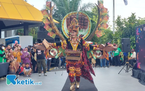 Foto Salah satu peserta dengan kostum unik yang mengangkat budaya Madura, Jumat (26/5/2023).(Foto: Husni Habib/Ketik.co.id)