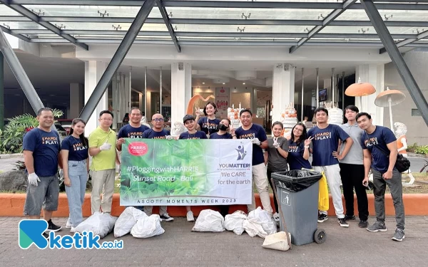 Foto Pengumpulan kantung sampah yang didominasi sampah plastik di halaman HARRIS Hotel & Residences Sunset Road Bali