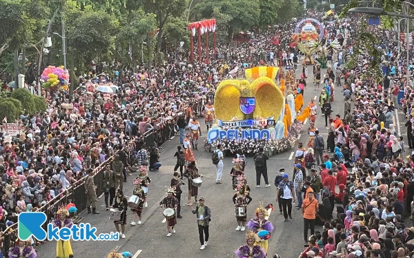 Foto Masyarakat sangat antusias melihat Parade Bunga milik PT Pelindo. (Foto: Shinta Miranda/Ketik.co.id)