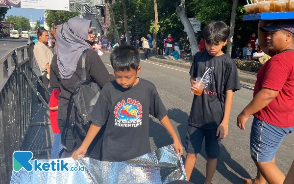 Foto Menggelar alas untuk melihat secara dekat Surabaya Vaganza 2023. (Foto: Shinta Miranda/Ketik.co.id)