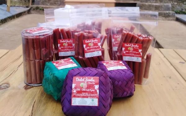 Foto Dodol Jambu Merah khas Ngrambe Ngawi. (Foto: Instagram Dodol Nona Eva)