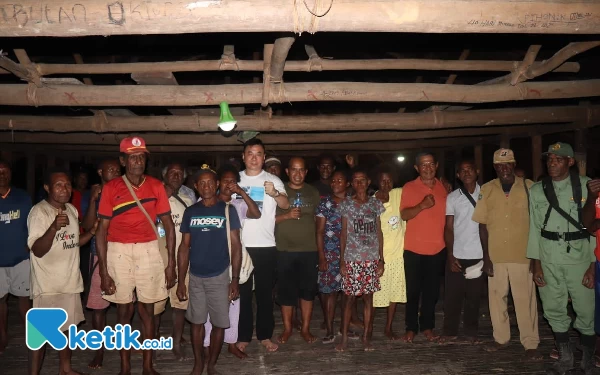 Foto Bupati Freddy Thie foto bersama dengan masyarakat kampung ururu saat memberikan bantuan dari Pemerintah Daerah (foto: Humas Pemkab Kaimana)