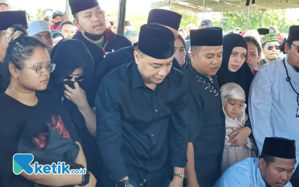 Foto Eri Cahyadi saat hadir di pemakaman Whisnu Sakti Buana, Minggu (28/5/2023). (Foto: Husni Habib/Ketik.co.id)