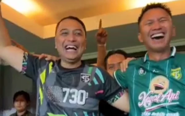 Foto Wali Kota Eri Cahyadi langsung berpelukan dengan Presiden Persebaya Azrul Ananda merayakan kemenangan Persebaya. (Foto: Instagram@ericahyadi_)