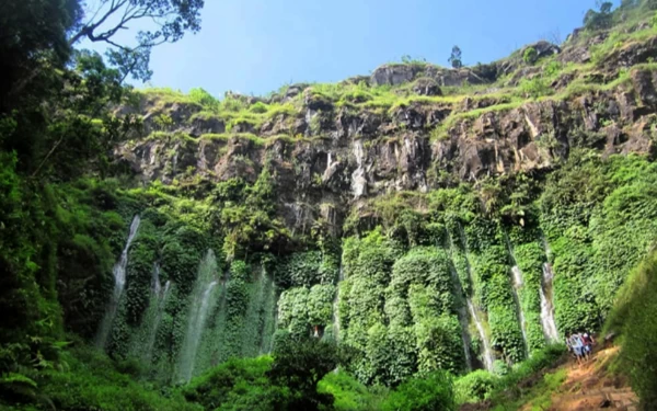 Foto Akses menuju air terjun Sumber Pitu Pujon masih asri dan alami. (Foto: IG @sumberpitupujon)